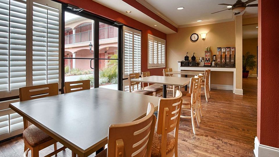 Breakfast Sitting Area